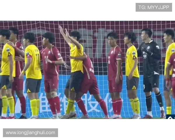 执法有温度 马宁点球大战后温情安慰南通队失点球员展现人性光辉